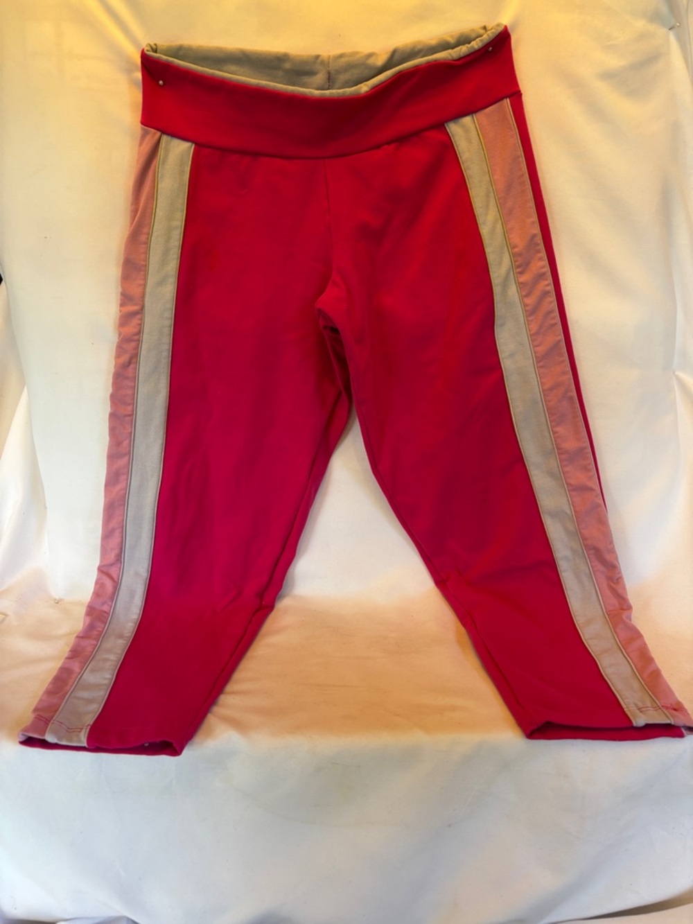 GENTLY WORN WOMEN’S HOT PINK CAPRI LEGGINGS WITH CONTRASTING SIDE STRIPES - Picture 6 of 12